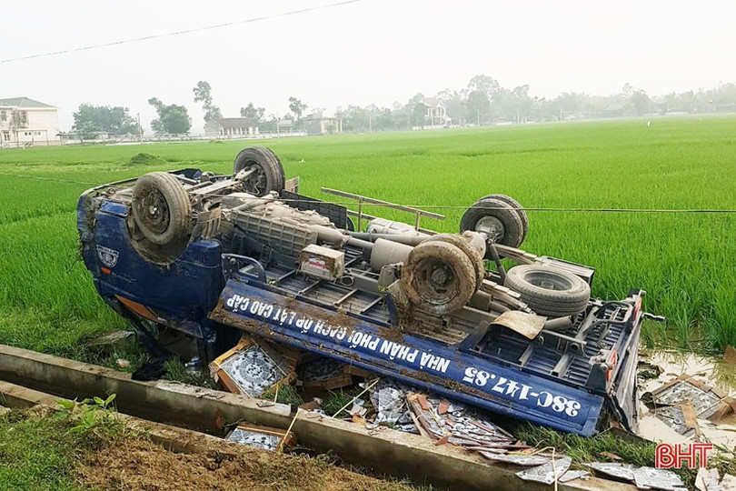 Xe tải “chổng vó” dưới ruộng