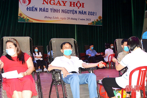 Tiếp nhận gần 304 đơn vị máu tại ngày hội hiến máu tình nguyện ở TX Hồng Lĩnh