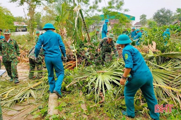 Tranh thủ ngày nghỉ, cán bộ, chiến sỹ LLVT Hà Tĩnh giúp dân làm nông thôn mới