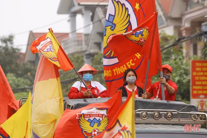 Hồng Lĩnh Hà Tĩnh - Hoàng Anh Gia Lai: Người dân hào hứng chờ bóng lăn