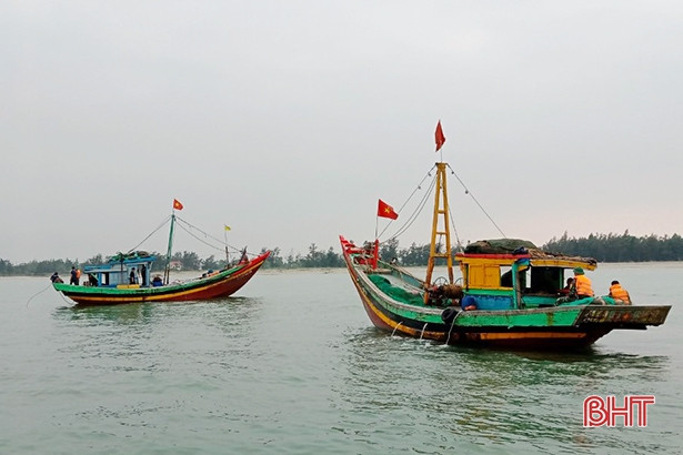 Lực lượng chức năng đuổi bắt tàu giã cào trên vùng biển Hà Tĩnh