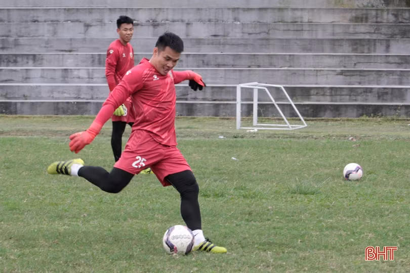 Cầu thủ Hồng Lĩnh Hà Tĩnh tập luyện chuẩn bị tiếp đón Hoàng Anh Gia Lai trên sân nhà