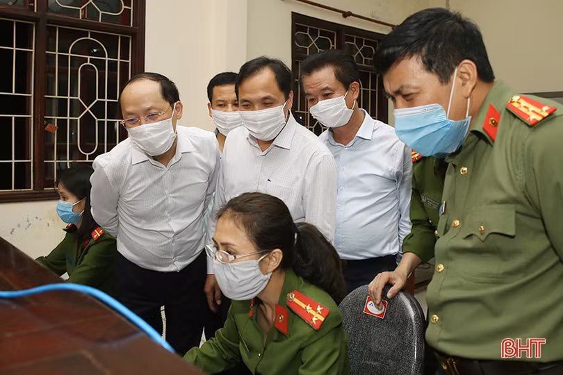 Bí thư Tỉnh ủy Hà Tĩnh kiểm tra công tác cấp căn cước công dân tại cơ sở