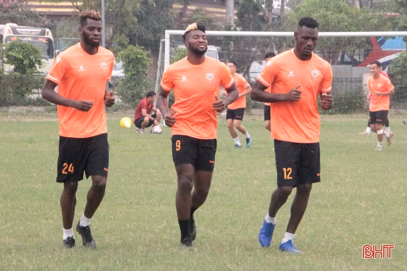 Cầu thủ Hồng Lĩnh Hà Tĩnh tập luyện chuẩn bị tiếp đón Hoàng Anh Gia Lai trên sân nhà
