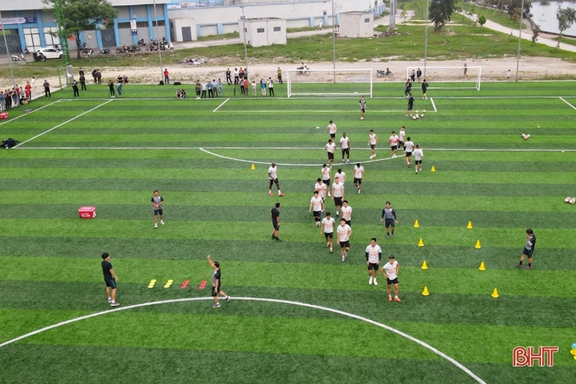 Văn Toàn, Công Phượng cùng đồng đội có buổi tập đầu tiên tại Hà Tĩnh