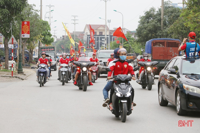 Hồng Lĩnh Hà Tĩnh - Hoàng Anh Gia Lai: Người dân hào hứng chờ bóng lăn