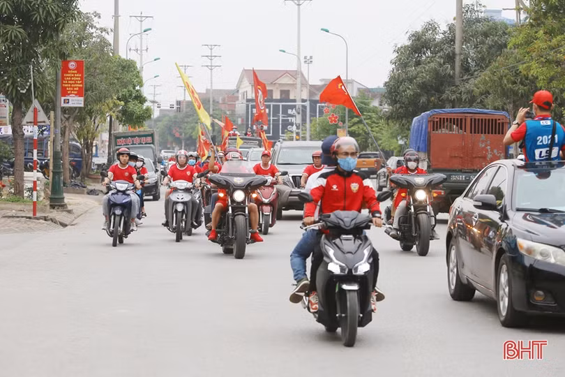 Hồng Lĩnh Hà Tĩnh - Hoàng Anh Gia Lai: Người dân hào hứng chờ bóng lăn
