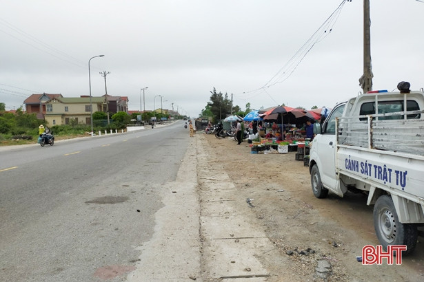 Thị xã Kỳ Anh ra quân xử lý tình trạng chợ tự phát lấn quốc lộ tại phường Kỳ Phương