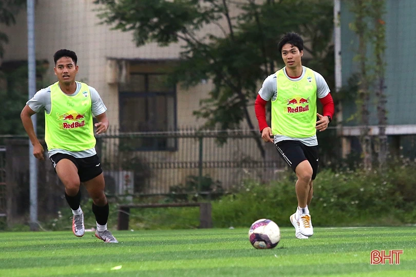 Văn Toàn, Công Phượng cùng đồng đội có buổi tập đầu tiên tại Hà Tĩnh