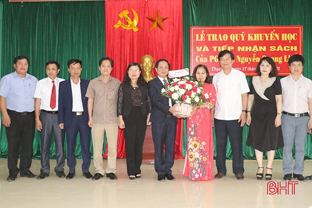 Phó Giáo sư, Tiến sỹ Nguyễn Quang Liệu trao tặng sách và quỹ khuyến học cho xã Thạch Trị