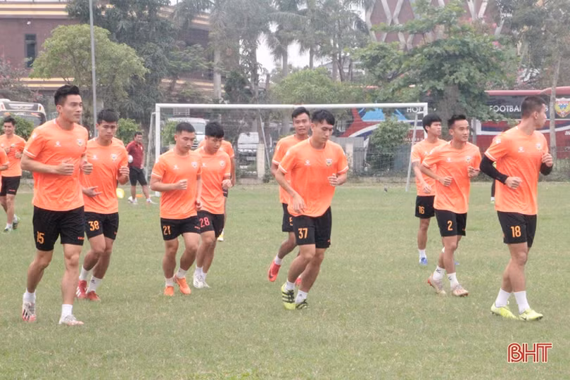 Cầu thủ Hồng Lĩnh Hà Tĩnh tập luyện chuẩn bị tiếp đón Hoàng Anh Gia Lai trên sân nhà