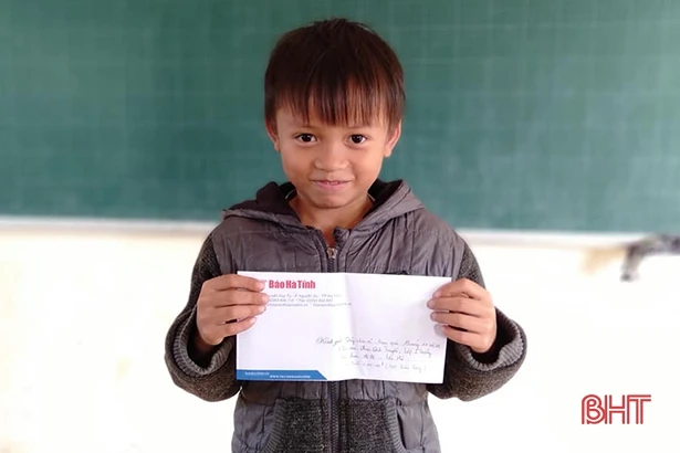 Niềm vui lan tỏa từ chương trình kết nối tiếp sức trẻ mồ côi đến trường của Báo Hà Tĩnh