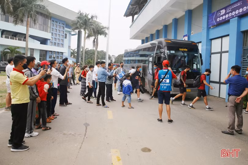 Hồng Lĩnh Hà Tĩnh - Hoàng Anh Gia Lai: Người dân hào hứng chờ bóng lăn