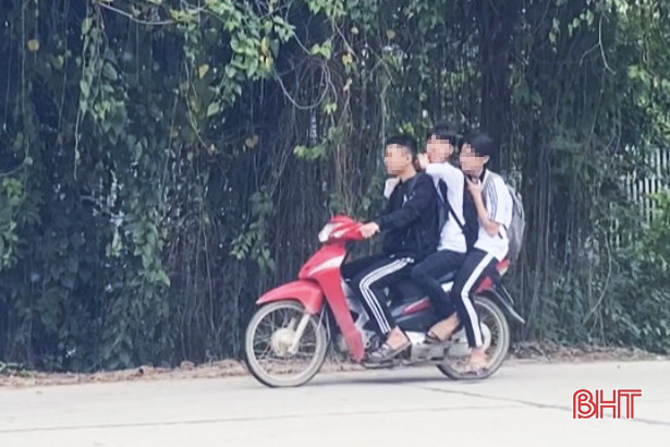 Nhiều học sinh đầu trần “vi vu” xe máy đến trường ở Đức Thọ
