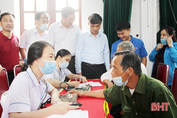 Khám, cấp thuốc miễn phí cho hơn 100 đối tượng chính sách tại Nghi Xuân
