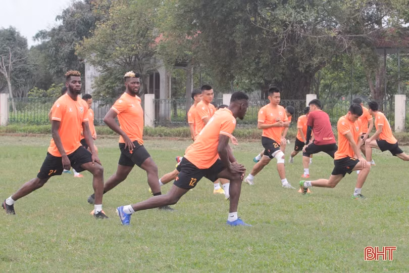Cầu thủ Hồng Lĩnh Hà Tĩnh tập luyện chuẩn bị tiếp đón Hoàng Anh Gia Lai trên sân nhà