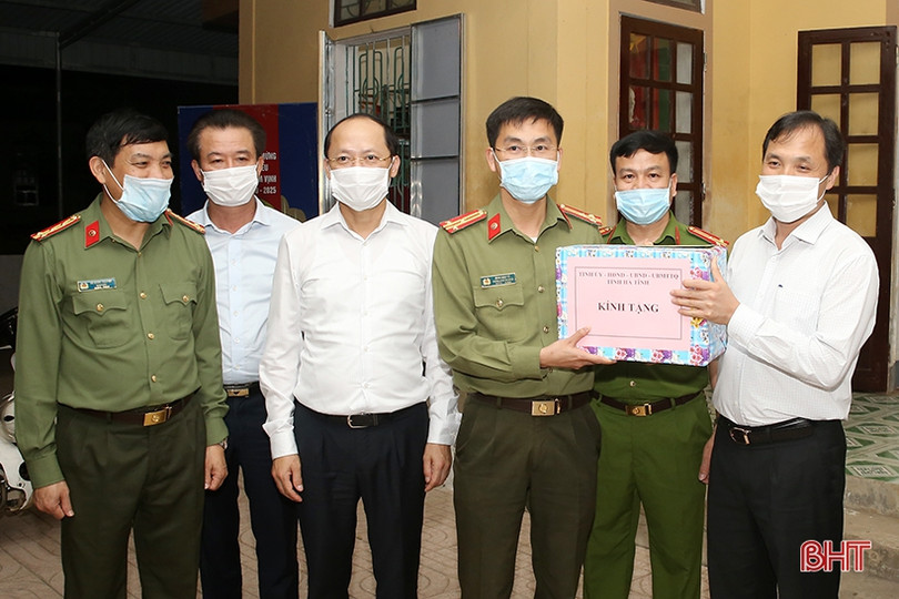 Bí thư Tỉnh ủy Hà Tĩnh kiểm tra công tác cấp căn cước công dân tại cơ sở