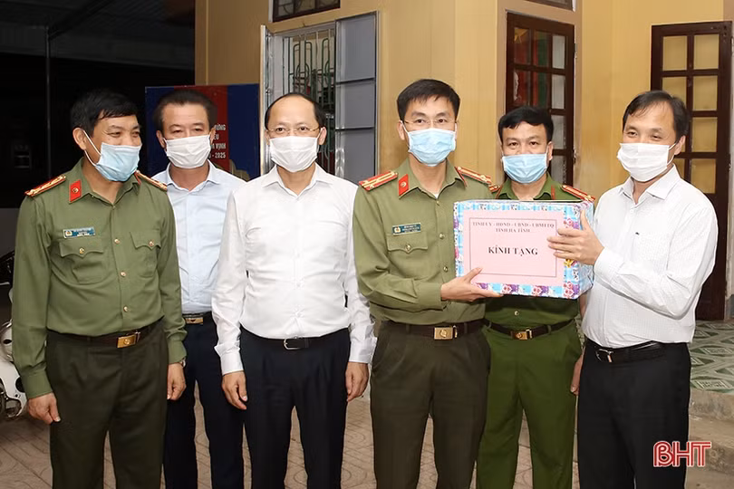 Bí thư Tỉnh ủy Hà Tĩnh kiểm tra công tác cấp căn cước công dân tại cơ sở