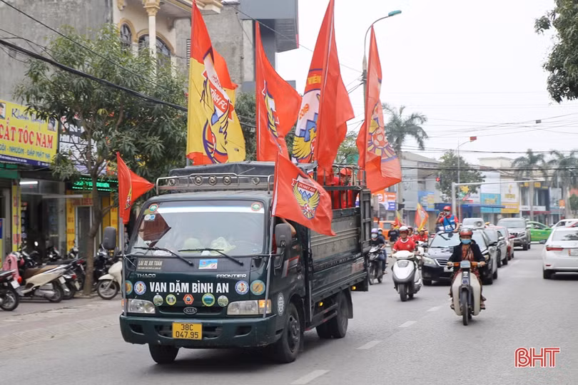 Hồng Lĩnh Hà Tĩnh - Hoàng Anh Gia Lai: Người dân hào hứng chờ bóng lăn