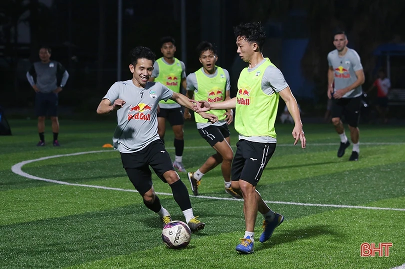 Văn Toàn, Công Phượng cùng đồng đội có buổi tập đầu tiên tại Hà Tĩnh