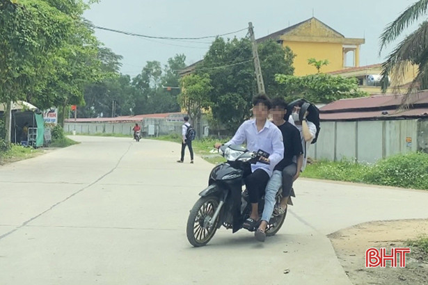 Nhiều học sinh đầu trần “vi vu” xe máy đến trường ở Đức Thọ