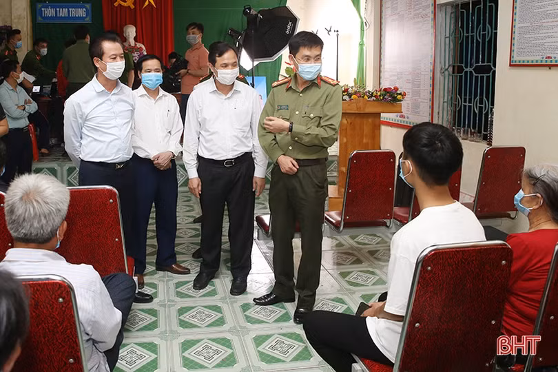 Bí thư Tỉnh ủy Hà Tĩnh kiểm tra công tác cấp căn cước công dân tại cơ sở