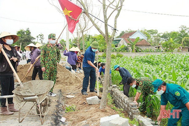 Không nghỉ cuối tuần, LLVT Nghi Xuân giúp dân làm nông thôn mới kiểu mẫu