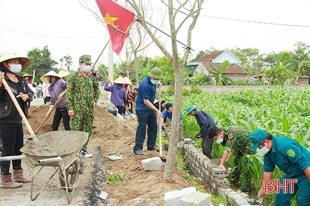 Không nghỉ cuối tuần, LLVT Nghi Xuân giúp dân làm nông thôn mới kiểu mẫu