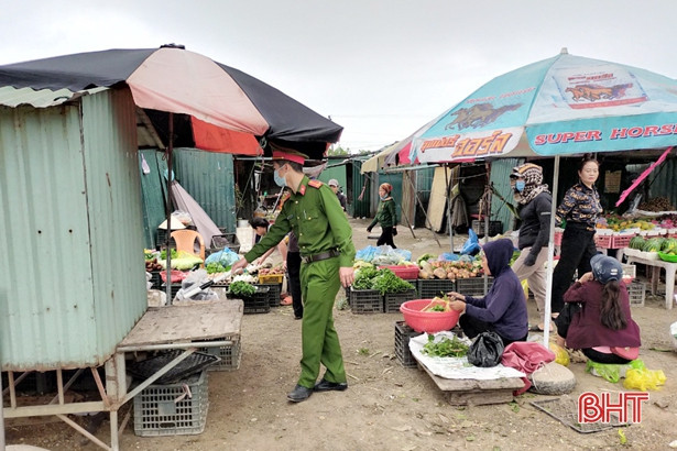 Thị xã Kỳ Anh ra quân xử lý tình trạng chợ tự phát lấn quốc lộ tại phường Kỳ Phương