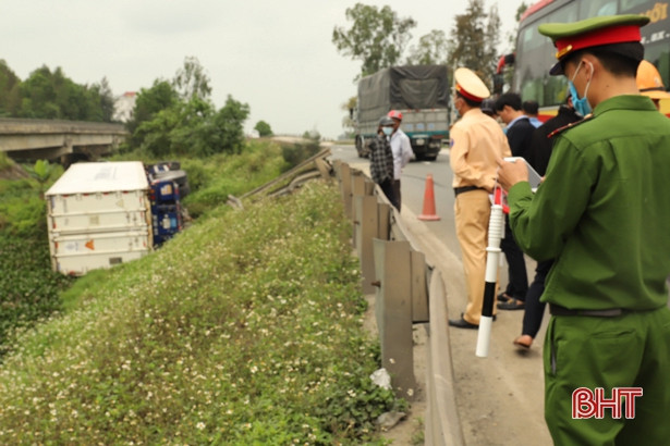 Mất lái trên QL 1A đoạn qua Hà Tĩnh, xe đầu kéo nằm gọn dưới kênh