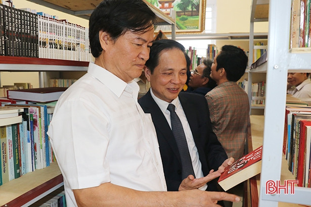 Phó Giáo sư, Tiến sỹ Nguyễn Quang Liệu trao tặng sách và quỹ khuyến học cho xã Thạch Trị