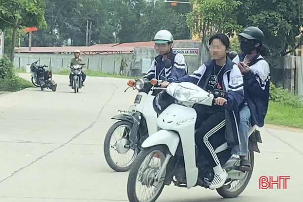 Nhiều học sinh đầu trần “vi vu” xe máy đến trường ở Đức Thọ