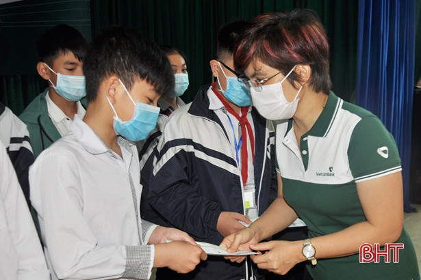 Vietcombank trao học bổng vượt khó học giỏi trị giá 300 triệu đồng