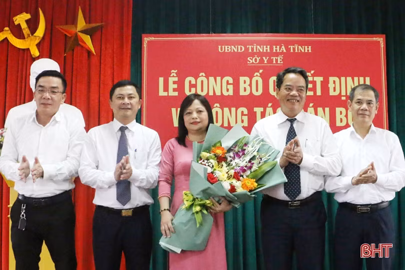 Trao quyết định giao Quyền Giám đốc Bệnh viện Y học cổ truyền Hà Tĩnh