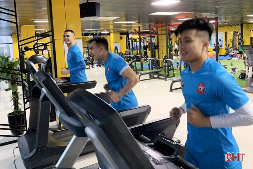 Cầu thủ Hải Phòng tập gym trước trận gặp Hồng Lĩnh Hà Tĩnh
