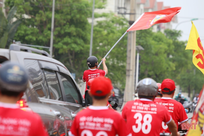 Hồng Lĩnh Hà Tĩnh - Hoàng Anh Gia Lai: Người dân hào hứng chờ bóng lăn