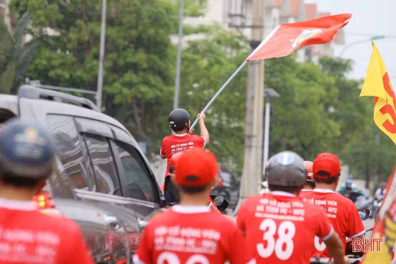 Hồng Lĩnh Hà Tĩnh - Hoàng Anh Gia Lai: Người dân hào hứng chờ bóng lăn
