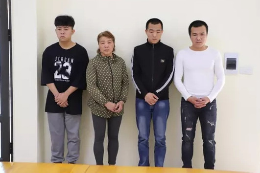 4 người trong một gia đình vừa đánh công an vừa livestream trên mạng xã hội