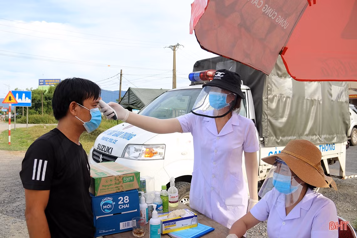 Cán bộ, chiến sỹ thị xã Kỳ Anh “căng mình” ngày đêm ngăn dịch Covid-19