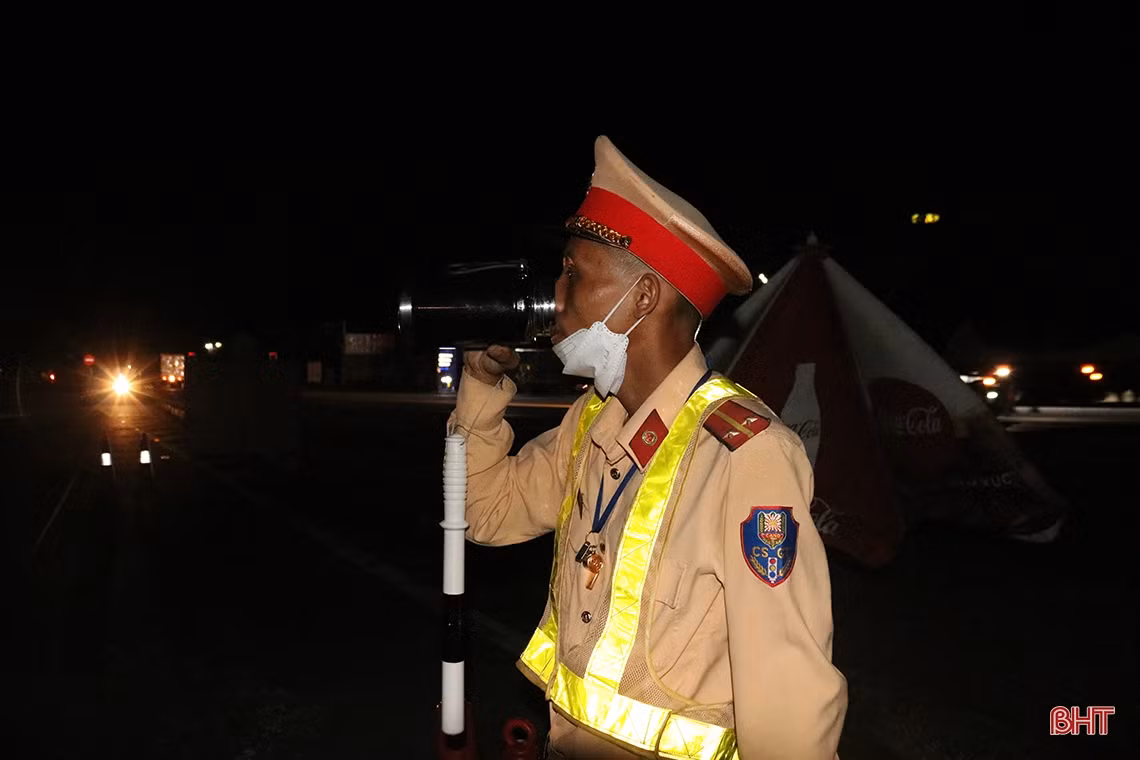 Cán bộ, chiến sỹ thị xã Kỳ Anh “căng mình” ngày đêm ngăn dịch Covid-19