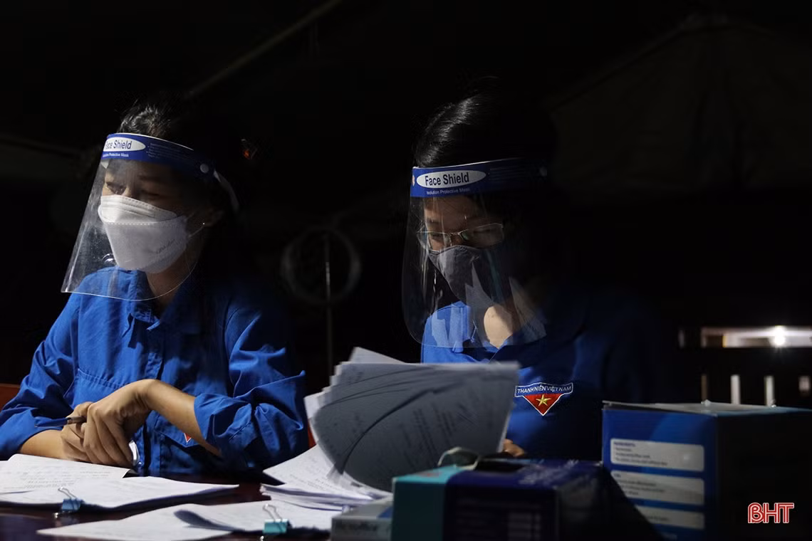 Cán bộ, chiến sỹ thị xã Kỳ Anh “căng mình” ngày đêm ngăn dịch Covid-19