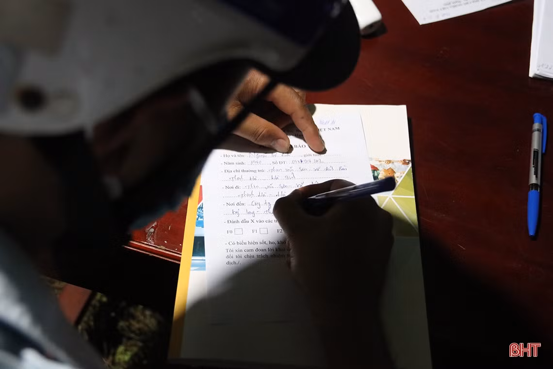 Cán bộ, chiến sỹ thị xã Kỳ Anh “căng mình” ngày đêm ngăn dịch Covid-19