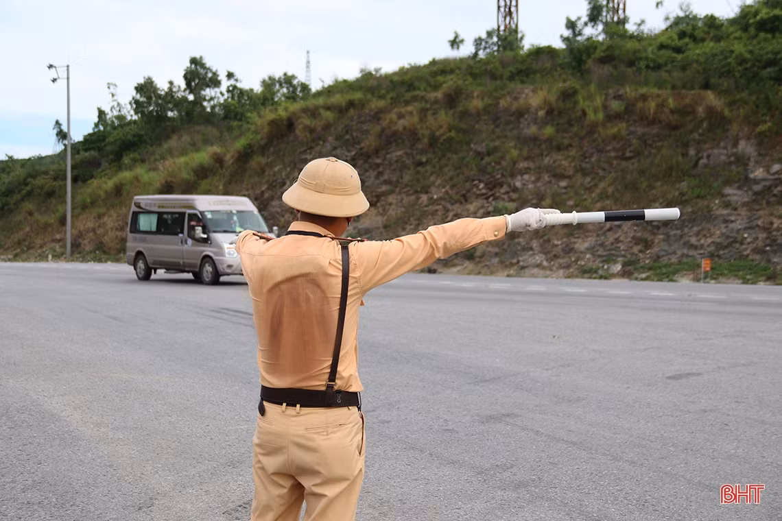 Cán bộ, chiến sỹ thị xã Kỳ Anh “căng mình” ngày đêm ngăn dịch Covid-19