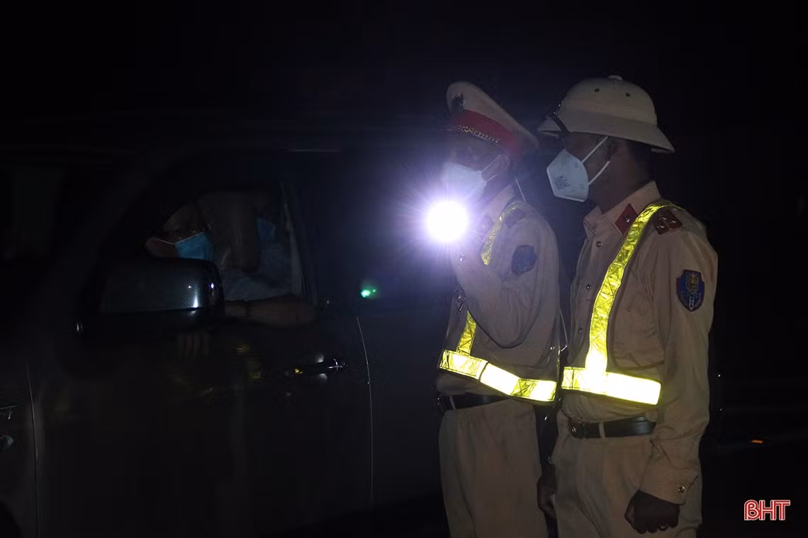 Cán bộ, chiến sỹ thị xã Kỳ Anh “căng mình” ngày đêm ngăn dịch Covid-19