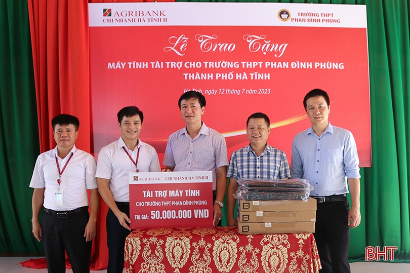 Agribank Hà Tĩnh II trao thiết bị dạy học cho các trường học ở TP Hà Tĩnh