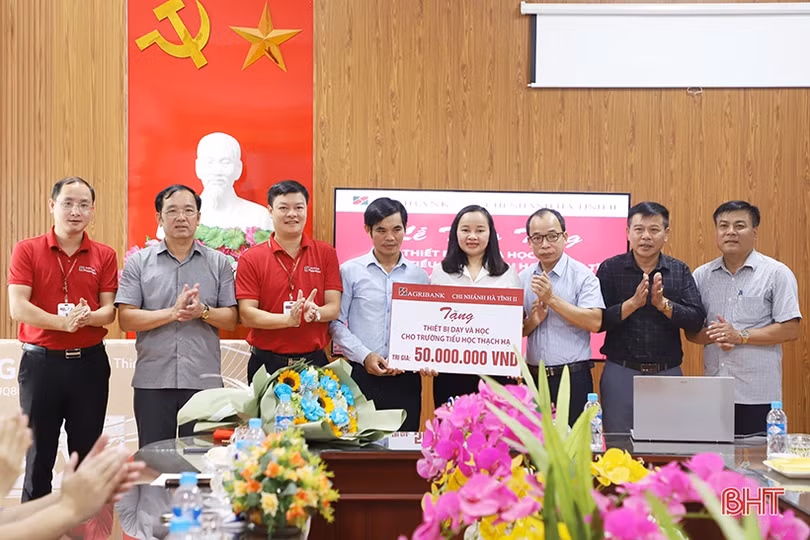 Agribank Hà Tĩnh II trao thiết bị dạy học cho các trường học ở TP Hà Tĩnh