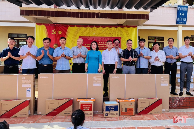 Trao xe đạp, học bổng cho học sinh, trang thiết bị cho trường học ở Hương Sơn