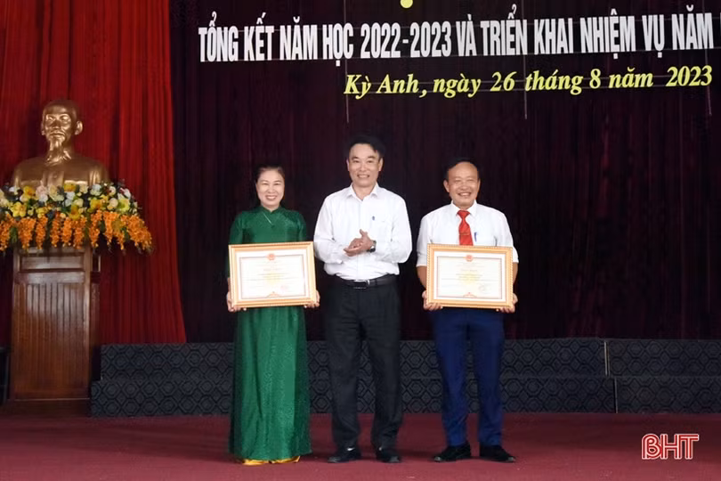 Xây dựng đội ngũ nhà giáo, cán bộ quản lý đáp ứng yêu cầu đổi mới 