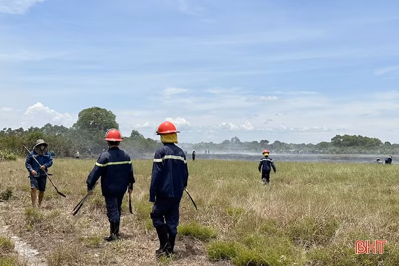 Huy động hàng trăm người chữa cháy rừng phòng hộ ở Cẩm Xuyên