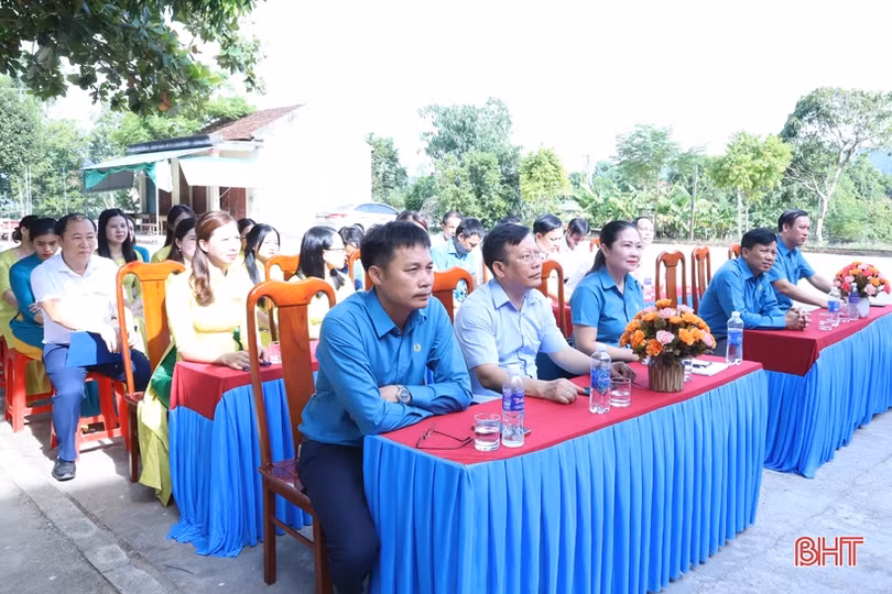 Bàn giao nhà nội trú giáo viên trường học vùng thượng Kỳ Anh